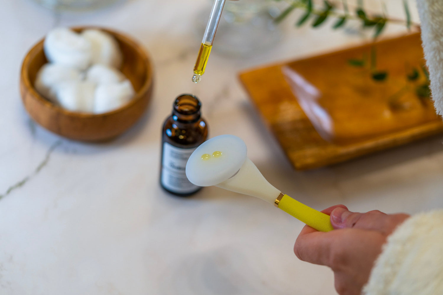 close-up of LUNAESCENT applicator with oil on silicone pads