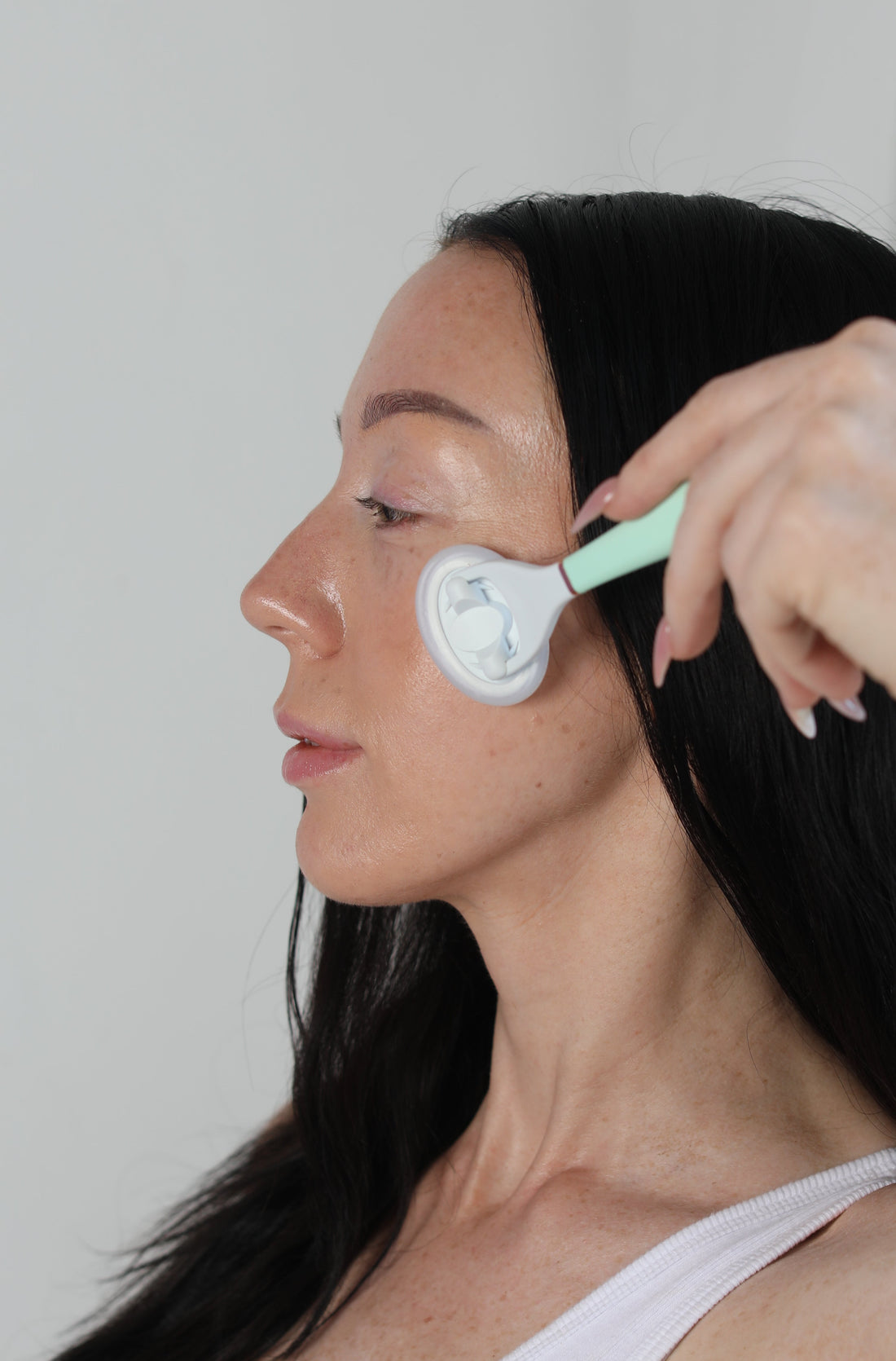 The Benefits of Touch-Free Skincare Tools for Acne-Prone Skin