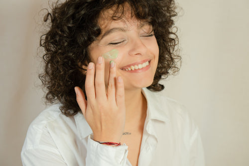Which Skincare Application Method Fits a More Hygienic Low-Waste Routine