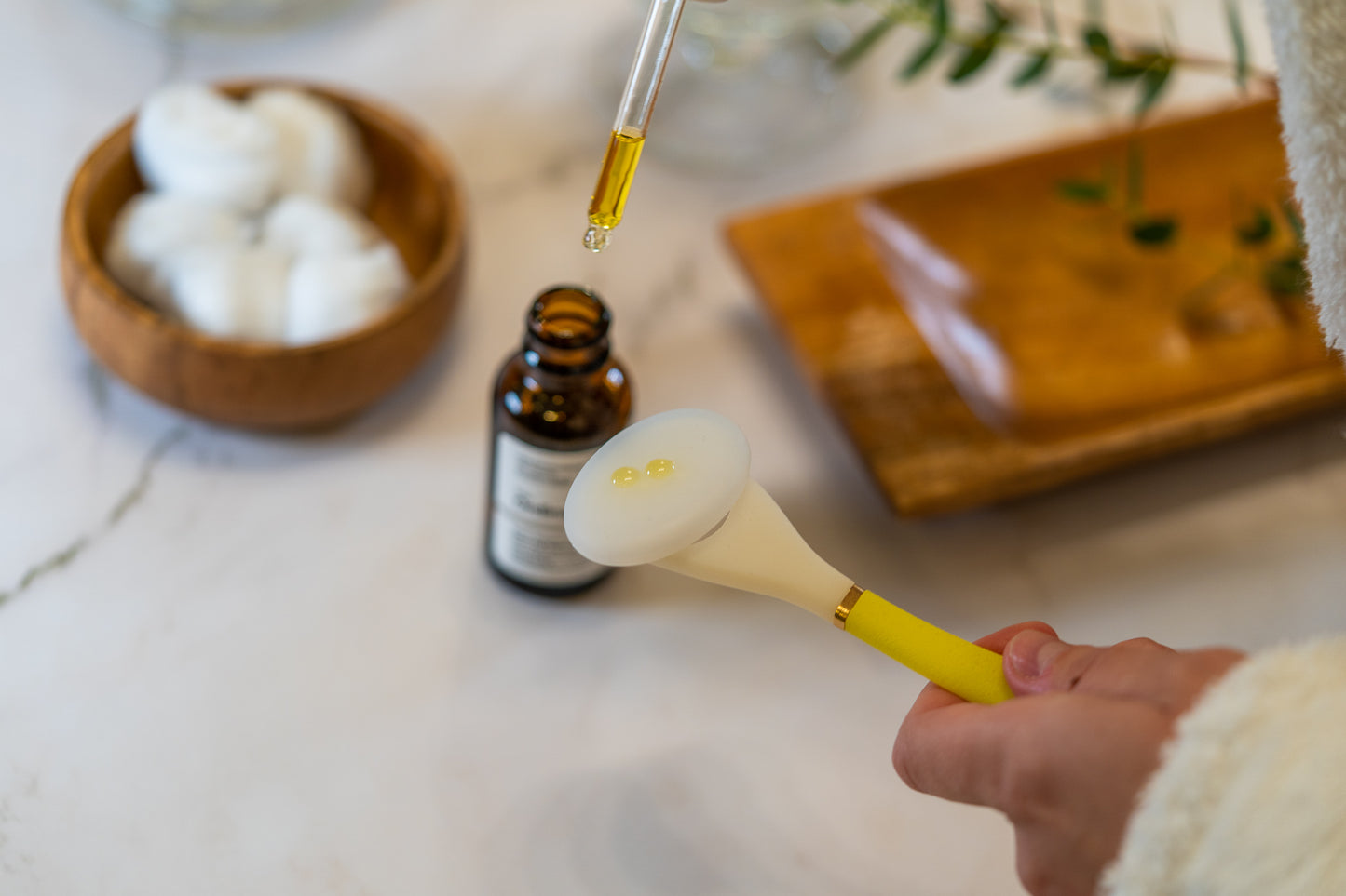 LUNAESCENT Touch-Free Skincare Applicator with Spatula + Carry Case with Mirror